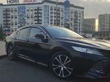 Toyota Camry 2021 года за 14 300 000 тг. в Атырау – фото 4