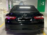 Toyota Camry 2018 года за 13 200 000 тг. в Астана – фото 2