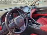 Toyota Camry 2021 года за 13 680 000 тг. в Атырау – фото 4