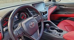 Toyota Camry 2021 года за 14 210 000 тг. в Атырау – фото 2