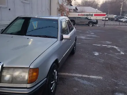 Mercedes-Benz E 220 1990 года за 1 650 000 тг. в Алматы – фото 2