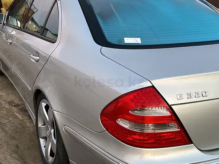 Mercedes-Benz E 320 2002 года за 6 000 000 тг. в Атырау – фото 3