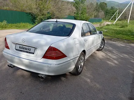 Mercedes-Benz S 500 1999 года за 3 200 000 тг. в Есик – фото 4