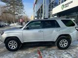 Toyota 4Runner 2017 года за 17 900 000 тг. в Актобе – фото 2