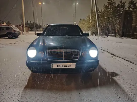 Mercedes-Benz E 280 1997 года за 3 200 000 тг. в Астана – фото 2