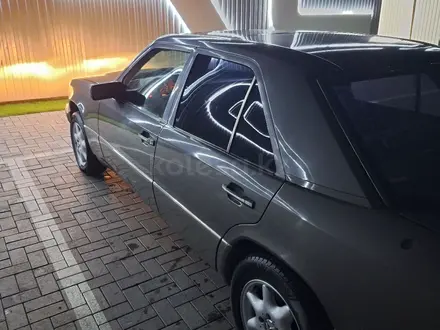 Mercedes-Benz E 200 1992 года за 2 450 000 тг. в Караганда – фото 13