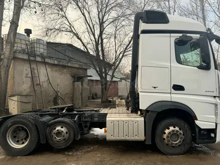 Mercedes-Benz  2443 6*2 2017 года за 19 500 000 тг. в Алматы – фото 4