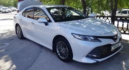 Toyota Camry 2018 года за 13 500 000 тг. в Уральск – фото 2