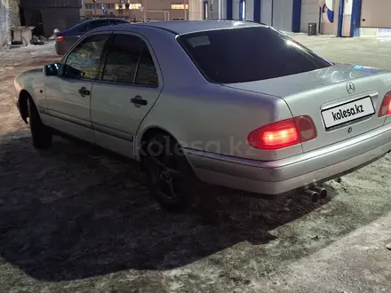 Mercedes-Benz E 230 1997 года за 2 400 000 тг. в Кокшетау – фото 3