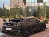 Chevrolet Camaro 2022 года за 26 000 000 тг. в Астана – фото 2