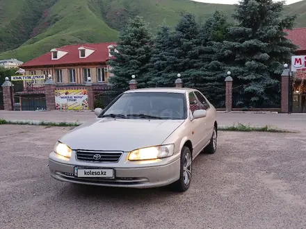 Toyota Camry 2001 года за 2 500 000 тг. в Тараз – фото 2