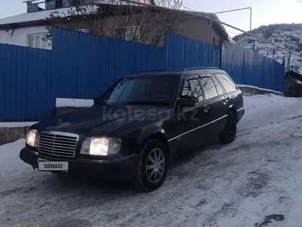 Mercedes-Benz E 220 1990 года за 1 800 000 тг. в Алматы