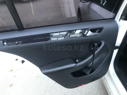 Двери на фольксваген джетта Volkswagen Jetta 2015 за 1 100 тг. в Алматы – фото 2