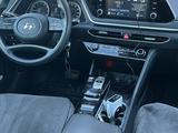 Hyundai Sonata 2021 года за 8 500 000 тг. в Актобе – фото 5