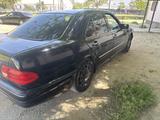 Mercedes-Benz E 320 1999 года за 3 100 000 тг. в Актау – фото 3