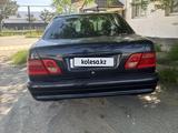 Mercedes-Benz E 320 1999 года за 3 100 000 тг. в Актау – фото 2