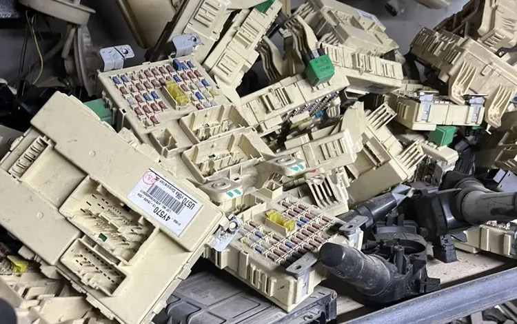 Блок предохранителей с салоны за 100 тг. в Алматы