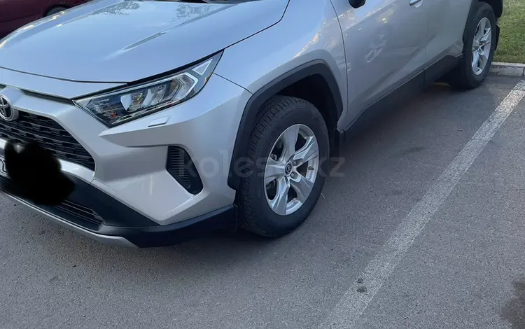 Toyota RAV4 2020 годаfor15 500 000 тг. в Астана