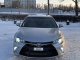 Toyota Camry 2017 года за 7 600 000 тг. в Уральск – фото 2