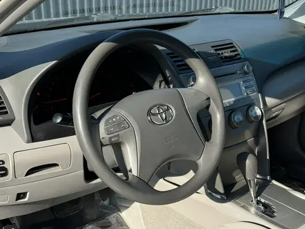 Toyota Camry 2011 года за 7 790 000 тг. в Актобе – фото 7