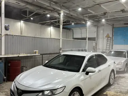 Toyota Camry 2018 года за 13 000 000 тг. в Уральск – фото 2