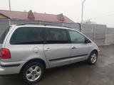 Volkswagen Sharan 2001 года за 1 800 000 тг. в Есик – фото 3