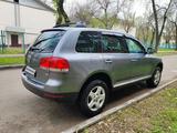 Volkswagen Touareg 2004 года за 5 300 000 тг. в Алматы – фото 5