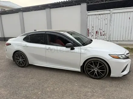 Toyota Camry 2018 года за 12 100 000 тг. в Алматы – фото 3