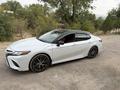 Toyota Camry 2018 года за 12 100 000 тг. в Алматы – фото 2