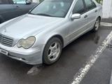 Mercedes-Benz C 180 2002 года за 2 500 000 тг. в Караганда – фото 2