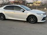 Toyota Camry 2023 года за 19 400 000 тг. в Жетысай – фото 3