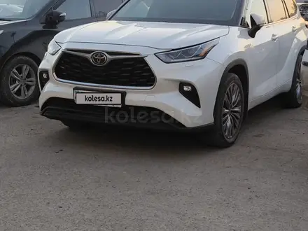 Toyota Highlander 2022 года за 30 300 000 тг. в Семей