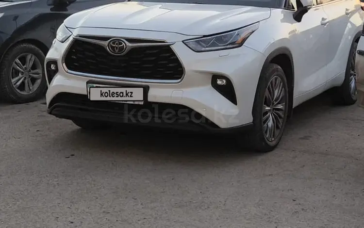 Toyota Highlander 2022 года за 30 300 000 тг. в Семей