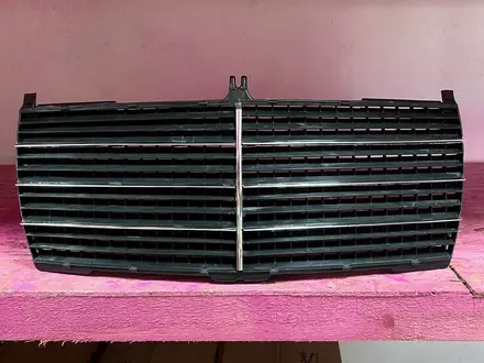 Вставка в решетку радиатора Mercedes W124 (1987-1993) за 8 000 тг. в Астана