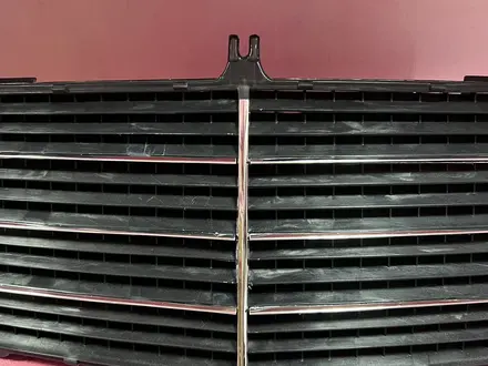 Вставка в решетку радиатора Mercedes W124 (1987-1993) за 8 000 тг. в Астана – фото 3