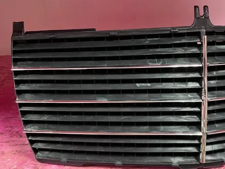 Вставка в решетку радиатора Mercedes W124 (1987-1993) за 8 000 тг. в Астана – фото 4