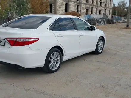 Toyota Camry 2015 года за 8 300 000 тг. в Атырау – фото 5