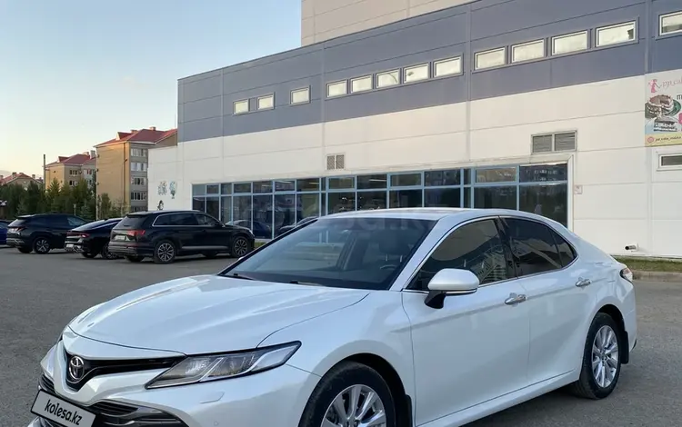 Toyota Camry 2021 года за 14 700 000 тг. в Актобе