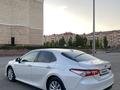 Toyota Camry 2021 года за 14 700 000 тг. в Актобе – фото 4
