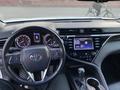 Toyota Camry 2021 года за 14 700 000 тг. в Актобе – фото 8
