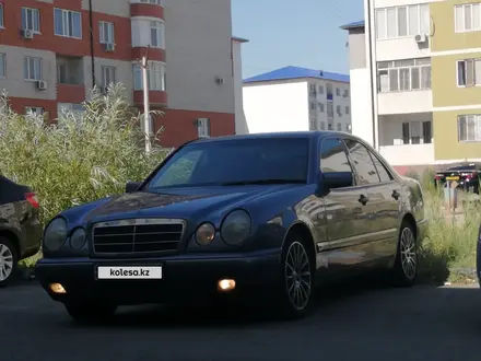 Mercedes-Benz E 200 1997 года за 3 300 000 тг. в Атырау – фото 5