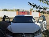 Volkswagen Passat 2013 года за 6 500 000 тг. в Актобе – фото 2