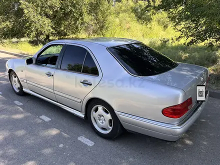 Mercedes-Benz E 320 1996 года за 3 400 000 тг. в Жаркент – фото 4