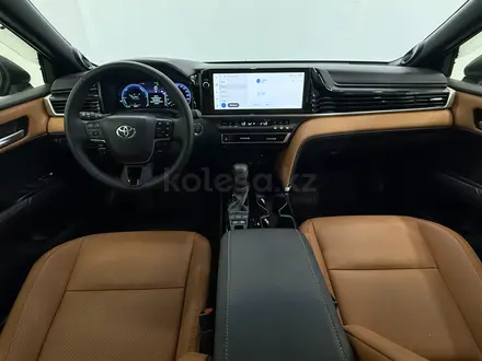 Toyota Camry Luxe eCVT 2025 года за 22 800 000 тг. в Астана – фото 8