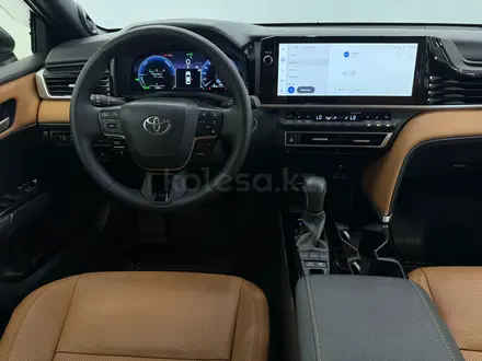 Toyota Camry Luxe eCVT 2025 года за 22 800 000 тг. в Астана – фото 9