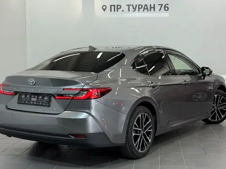 Toyota Camry Luxe eCVT 2025 года за 22 800 000 тг. в Астана – фото 18