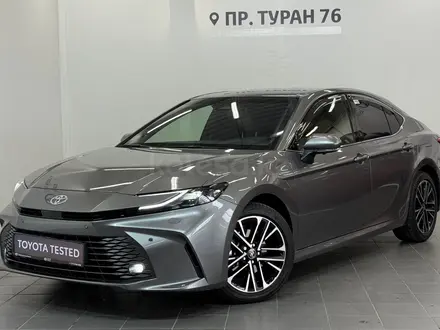 Toyota Camry Luxe eCVT 2025 года за 22 800 000 тг. в Астана