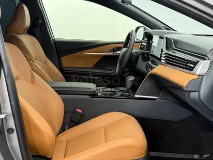 Toyota Camry Luxe eCVT 2025 года за 22 800 000 тг. в Астана – фото 6