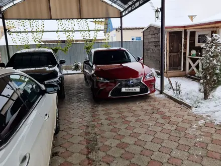 Lexus ES 300h 2019 года за 19 000 000 тг. в Алматы – фото 11