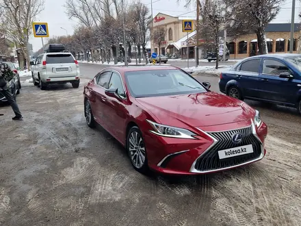 Lexus ES 300h 2019 года за 19 000 000 тг. в Алматы
